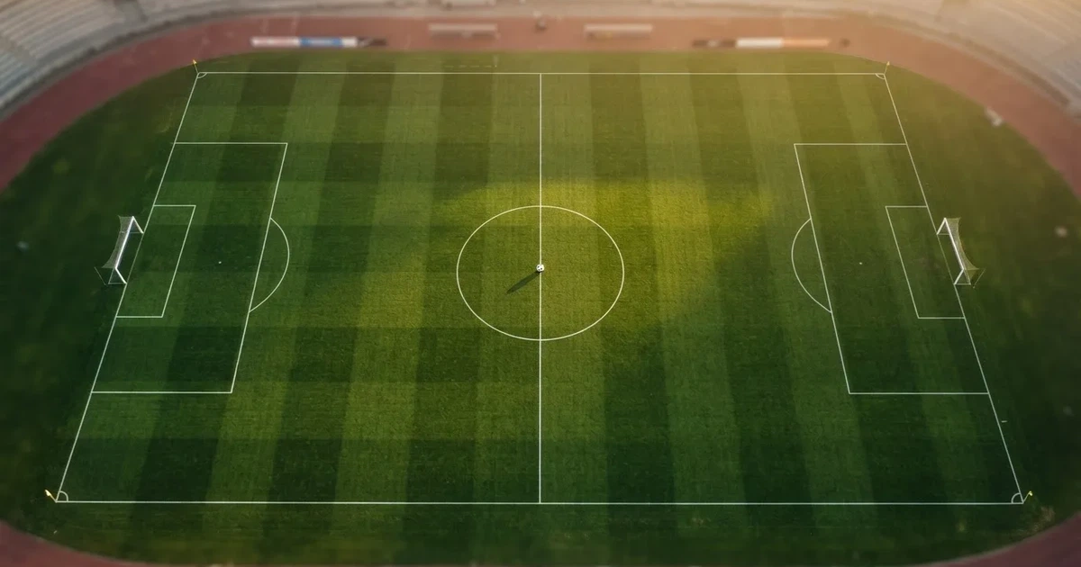 Ein Spielfeld aus der Vogelperspektive mit frisch gezogenen weißen Linien, ein einzelner Ball liegt im Strafraum, niemand ist zu sehen.